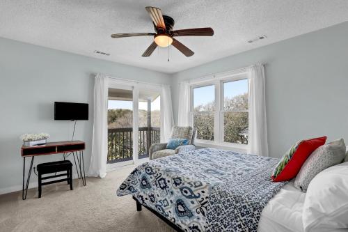 Μια τηλεόραση ή/και κέντρο ψυχαγωγίας στο Stunning Second Row Duplex, Easy Beach Access, Pet-friendly