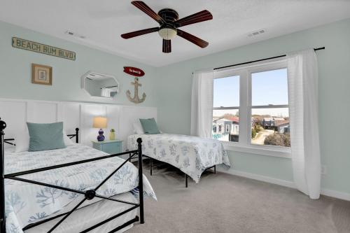 Ένα ή περισσότερα κρεβάτια σε δωμάτιο στο Stunning Second Row Duplex, Easy Beach Access, Pet-friendly