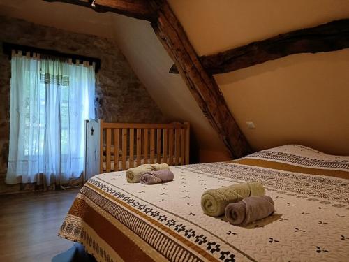 a bedroom with a bed with two towels on it at Gîte de charme piscine privée à Martel in Martel