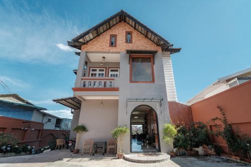 a small white house with a roof at Ngân Villa in Xuan An