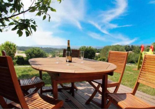 Photo de la galerie de l'établissement Bastide Provençale - Salle de Jeux - Gd Piscine - Clim - Jardin ombragé 2000m, à Montélimar