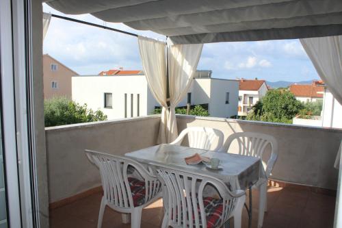 stół i krzesła na balkonie z widokiem w obiekcie Apartments & Rooms Tea w mieście Zadar