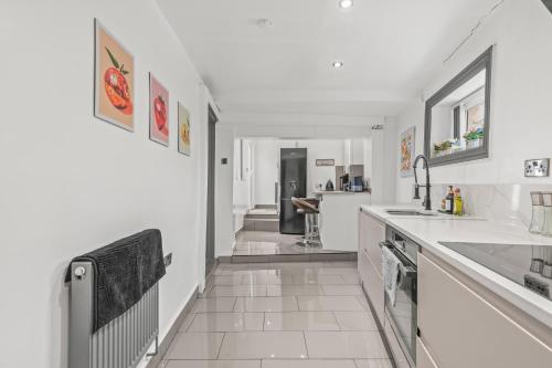 Kuchyň nebo kuchyňský kout v ubytování Spacious Homely Apartment Parking 4 Beds 5 Guests