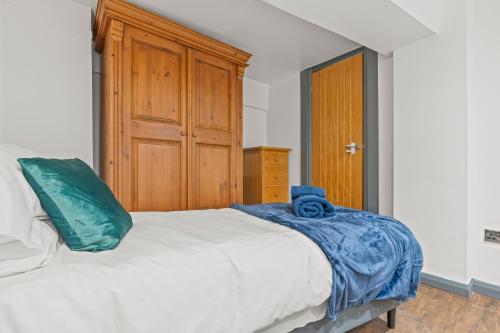 Postel nebo postele na pokoji v ubytování Spacious Homely Apartment Parking 4 Beds 5 Guests