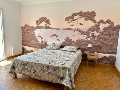 une chambre avec un lit avec un tableau sur le mur dans l'établissement Villa Passiflore with garden and private swimming pool, à Nice