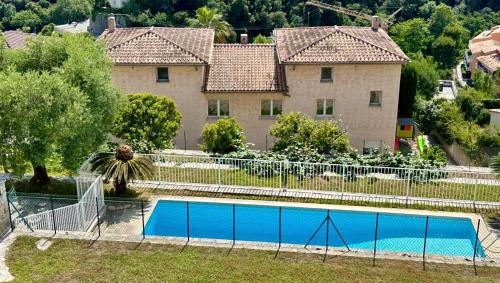 une maison avec une piscine devant une maison dans l'établissement Villa Passiflore with garden and private swimming pool, à Nice