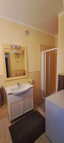 Un baño con un lavabo blanco y un espejo. en Sal service green moradias residence with pool, en Santa Maria