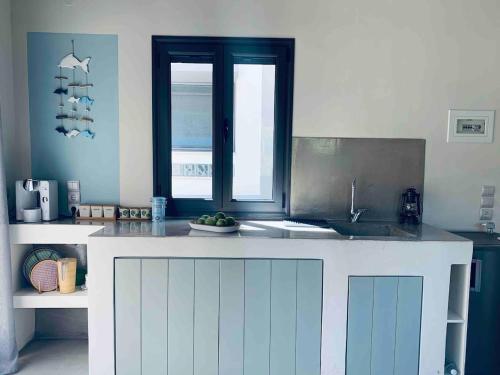 Dapur atau dapur kecil di A designed loft studio a minute walk to the beach