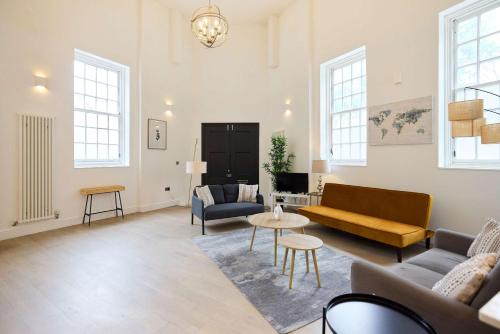 Posezení v ubytování Central Tadworth Terrace Flat - Split- level 2BDR