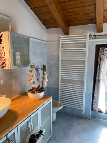 a bathroom with a sink and a toilet at Casa Mauro in Gravedona