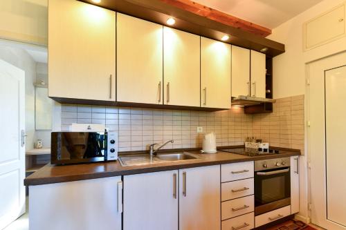 Dapur atau dapur kecil di Apartments Bramado