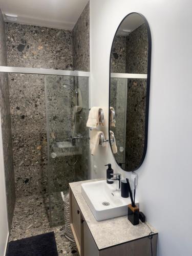 a bathroom with a sink and a shower at Mano Jūra - apartamentų nuoma Mano Jūra 3 kvartale in Palanga