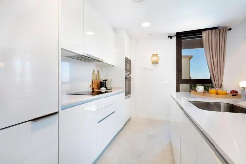 Modern 4-Person Apartment with Pool & Indoor Parking
