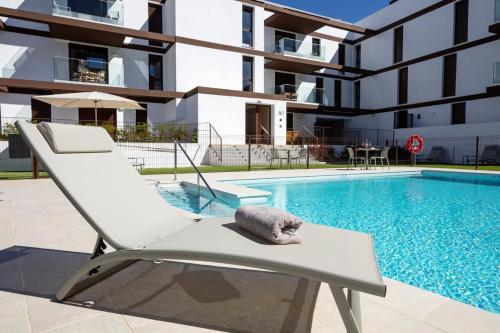 Modern 4-Person Apartment with Pool & Indoor Parking