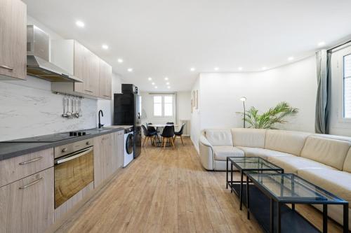 une cuisine et un salon avec un canapé et une table dans l'établissement Appartement F4, 3 chambres, 76 m2, à Nice