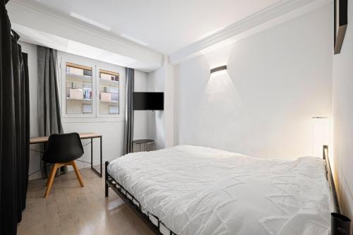 une chambre avec un lit, un bureau et une chaise dans l'établissement Appartement F4, 3 chambres, 76 m2, à Nice