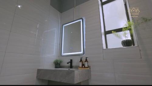 Kampala Apartments في كامبالا: حمام مع حوض ونافذة