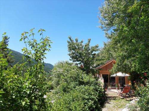 a house in the woods with trees at Petit chalet neuf indépendant 2 pers "La cabane de Jean " in Briançon