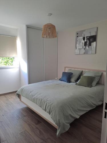une chambre avec un grand lit dans une pièce dans l'établissement Appartement spacieux, à Villeneuve-Loubet
