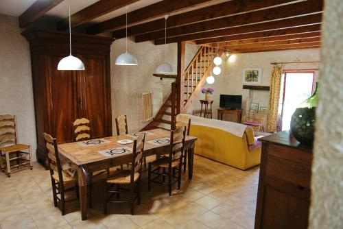 une cuisine et une salle à manger avec une table et des chaises dans l'établissement Le Gite Du Vigneron Périgord, à Razac-de-Saussignac