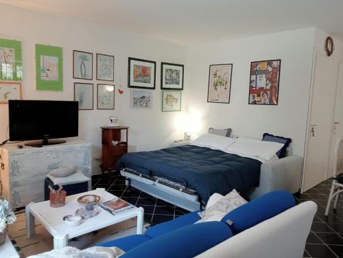 a living room with a bed and a tv at Alloggio turistico MARBO in Civitavecchia
