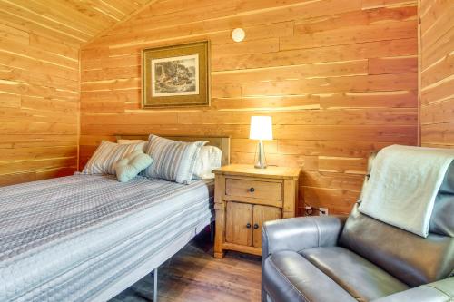 Χώρος καθιστικού στο Half-Mi to Bull Shoals Lake Access Anglers Cabin