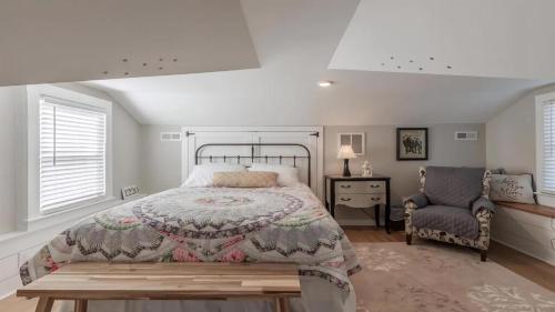 En eller flere senge i et værelse på Little Cottage On Lafayette