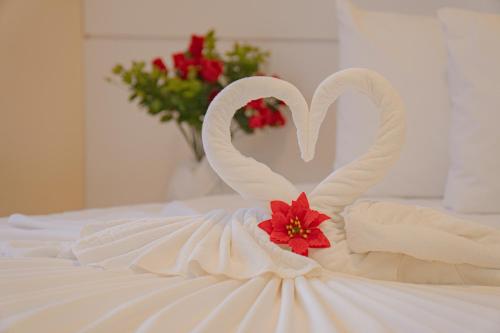 a swan made out of a dress on a bed at Hotel Porto Napolis in Eunápolis
