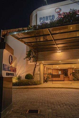 a front of a port authority hotel at night at Hotel Porto Napolis in Eunápolis