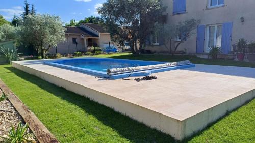 une piscine dans une cour à côté d'une maison dans l'établissement VILLA KAPETANAKIS, à Redessan