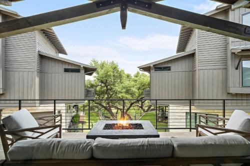 Μπαλκόνι ή βεράντα στο Luxe 3-Story Retreat - Chefs Kitchen and Firepit