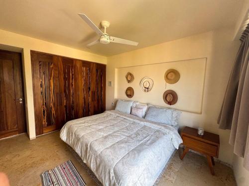 ein Schlafzimmer mit einem Bett und einem Deckenventilator in der Unterkunft Luxury Penthouse at Aura del Mar in Zihuatanejo