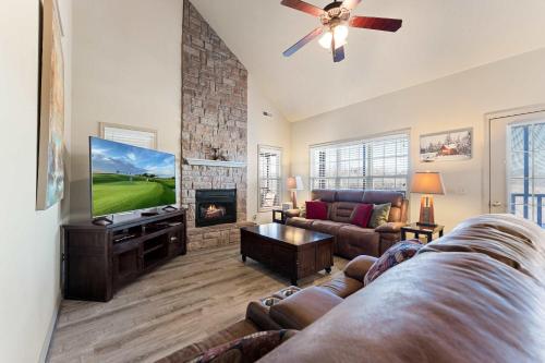 TV a/nebo společenská místnost v ubytování The Nest on Birdie Lane - For 8