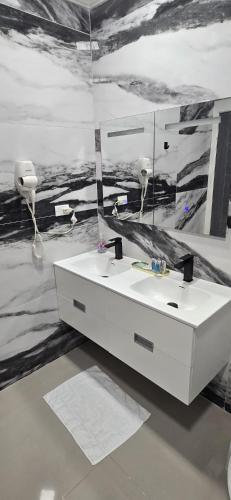 Фотография из галереи Luxurious 6 Bed Villa Wown Pool в городе Goshen Pen