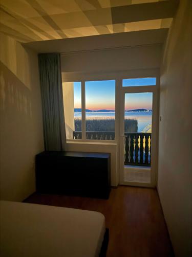 Katil atau katil-katil dalam bilik di BALATON A KERTBEN - BALATON IN THE GARDEN - Beachfront houses with beautiful view, private beach