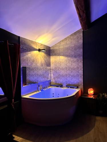 Phòng tắm tại Love room Narbonnaise