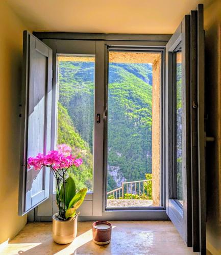 a room with a window with a vase of flowers at Casa Avella Mountain Retreat in Pennapiedimonte