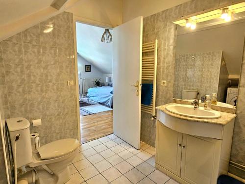 La salle de bains est pourvue d'un lavabo et de toilettes. dans l'établissement Esprit Loft Rueil centre, à Rueil-Malmaison