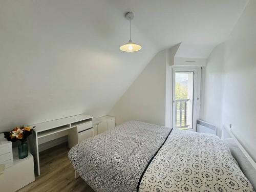 une chambre blanche avec un lit et une fenêtre dans l'établissement Ty Marie Galante, 2 chambres, plage et commerces à pied, parking, à Quiberon
