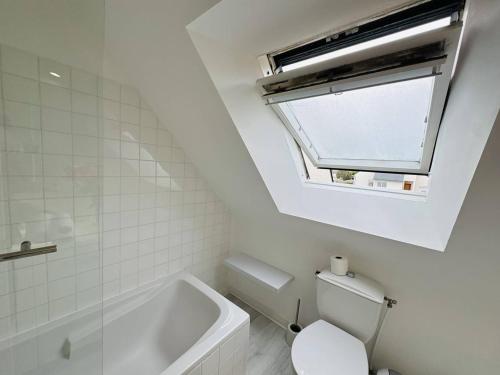 une salle de bain avec toilettes, lavabo et fenêtre dans l'établissement Ty Marie Galante, 2 chambres, plage et commerces à pied, parking, à Quiberon