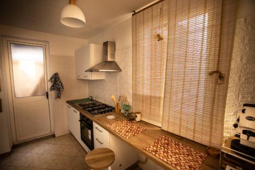 a kitchen with a counter and a stove and a window at Casa Alagna - La Casetta al Mare con Idromassaggio in Palermo