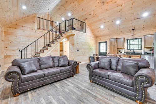 Ruang duduk di 5 Mi to Mammoth Cave Peaceful Retreat with Fire Pit