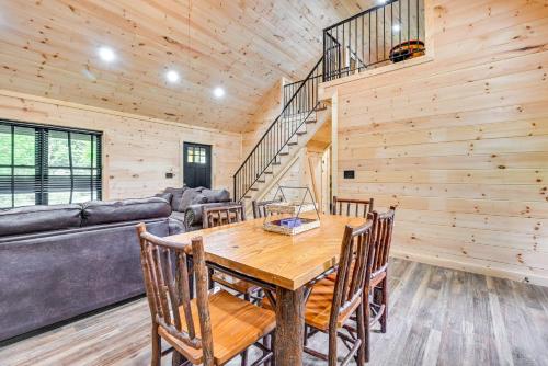 Ruang duduk di 5 Mi to Mammoth Cave Peaceful Retreat with Fire Pit