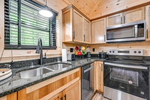 Dapur atau dapur kecil di 5 Mi to Mammoth Cave Peaceful Retreat with Fire Pit