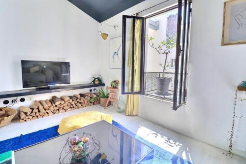 une pièce avec une fenêtre et une étagère avec des bûches dans l'établissement Charming Loft Apartment by Canal Saint Martin, à Paris