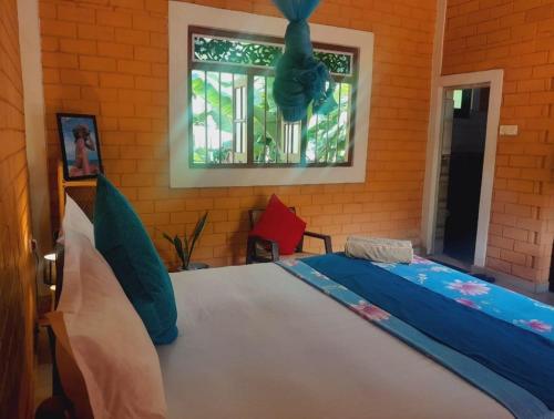 a bedroom with a bed and a window at Laliz in Galle