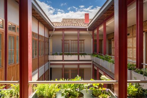 Blick auf den Innenhof eines Gebäudes mit Pflanzen in der Unterkunft Casa Rosada in Bogotá