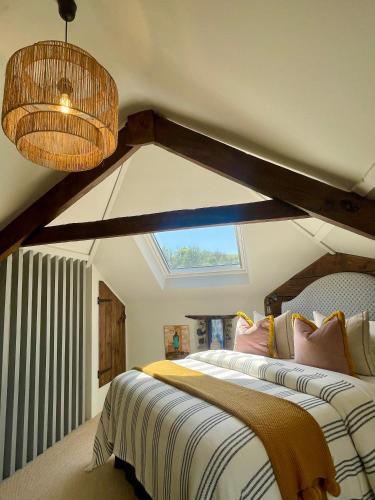 two beds in a bedroom with a roof at Riverside Retreat in Totnes