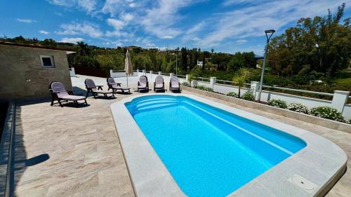 Casa rural de diseño con piscina y barbacoa