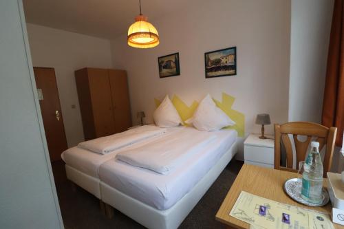 Postel nebo postele na pokoji v ubytování Hotel Weißes Roß